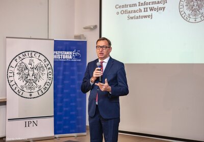 Konferencja prasowa na temat programów poświęconych stratom osobowym i ofiarom represji – Warszawa, 27 września 2018. Fot. Marcin Jurkiewicz (IPN)