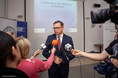 Konferencja prasowa na temat programów poświęconych stratom osobowym i ofiarom represji – Warszawa, 27 września 2018. Fot. Marcin Jurkiewicz (IPN)