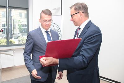 Wręczenie nagród za Najlepszy Debiut Historyczny Roku. Krzysztof Kloc otrzymuje nagrodę z rąk dr. Jarosława Szarka, prezesa IPN. Fot. Piotr Życieński (IPN).