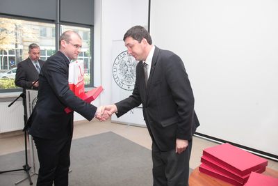 Mateusz Sokulski odbiera nagrodę z rąk prof. Marka Kornata. Fot. Piotr Życieński (IPN)