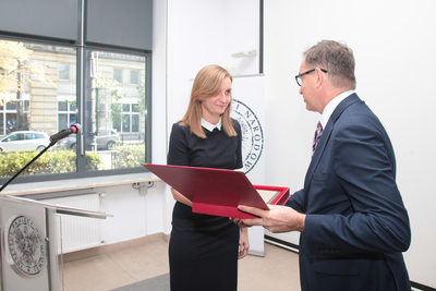 Aleksandra Sylburska otrzymuje nagrodę z rąk dr. Jarosława Szarka, prezesa IPN. Fot. Piotr Życieński (IPN)