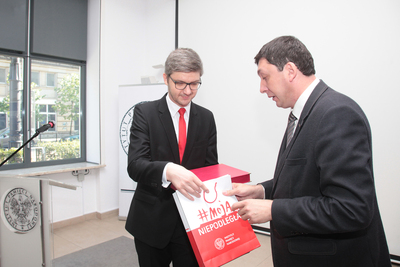 Mariusz Kolmasiak otrzymuje nagrodę z rąk prof. Marka Kornata. Fot. Piotr Życieński (IPN)