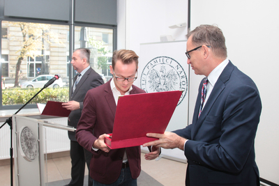 Paweł Mrowiński otrzymuje nagrodę z rąk dr. Jarosława Szarka, prezesa IPN. Fot. Piotr Życieński (IPN)