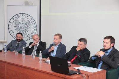 Debata „W cieniu paktu Ribbentrop-Mołotow...”. Od lewej: dr Witold Wasilewski, dr hab. Sławomir Kalbarczyk, Tomasz Sudoł, prof. Eugeniusz Cezary Król, dr Marcin Przegiętka – Warszawa, 28 września 2018. Fot. Piotr Życieński (IPN)