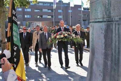 Wieniec pod pomnikiem składa polska delegacja (Od lewej: wiceprezes IPN Jan Baster, dyrektor Jacek Miler z MKiDN, senator Antoni Szymański, dyrektor Hubert Czerniuk z MSZ i Tomasz Stachurski z UdsKiOR) (fot. A. Siwek, BUWiM IPN)