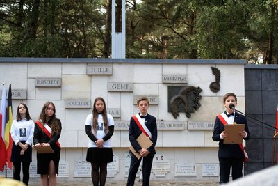 Występ dzieci z polskiej szkoły im. gen. Stanisława Maczka w Antwerpii (fot. A. Siwek, BUWiM IPN)