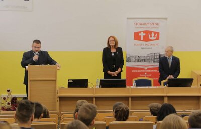 Prelekcja dr Anny Jagodzińskiej w Działdowie (fot. K. Wrombel, M. Próchniak - Stowarzyszenie Odnowy Chrześcijańskiej "Pamięć i Tożsamość" Działdowo)