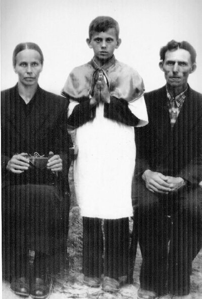 Alfons (później Jerzy) Popiełuszko jako ministrant, wraz z rodzicami. Fot. z portalu https://popieluszko.ipn.gov.pl