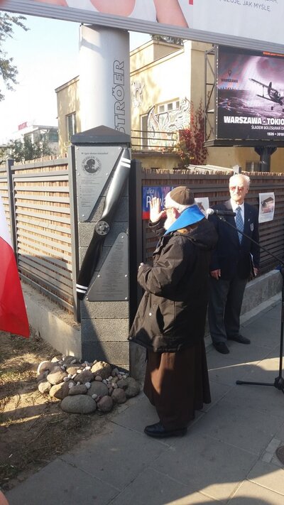 Poświęcenie tablicy przez "Ojca Dominika" (fot. A. Siwek, BUWiM IPN)