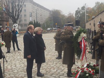 Pamiątkowy wieniec w imieniu Instytutu Pamięci Narodowej składa Dyrekcja Biura Upamiętniania Walk i Męczeństwa IPN (fot. B. Nowak, BUWiM IPN)