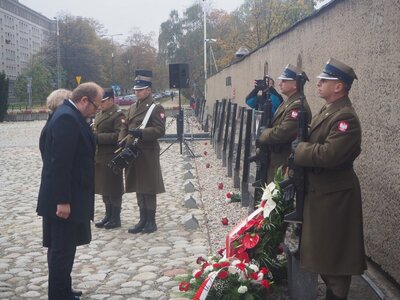 Pamiątkowy wieniec w imieniu Instytutu Pamięci Narodowej składa Dyrekcja Biura Upamiętniania Walk i Męczeństwa IPN (fot. B. Nowak, BUWiM IPN)