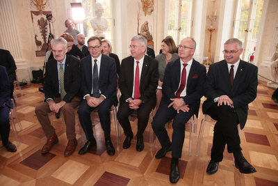 Wręczenie nagród „Świadek Historii” osobom i organizacjom spoza Polski. Na zdj. od lewej: Zbigniew Wawer, Jarosław Szarek, Stanisław Karczewski, Krzysztof Szwagrzyk, Waldemar Brenda. Fot. Piotr Życieński (IPN)