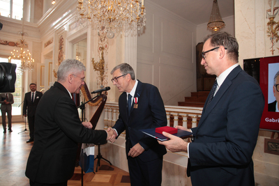 Gabriel Garçon, prezes stowarzyszenia „Le Rayonnement Culturel Polonais”, odbiera nagrodę z rąk marszałka Senatu Stanisława Karczewskiego i prezesa IPN Jarosława Szarka Fot. Piotr Życieński (IPN)