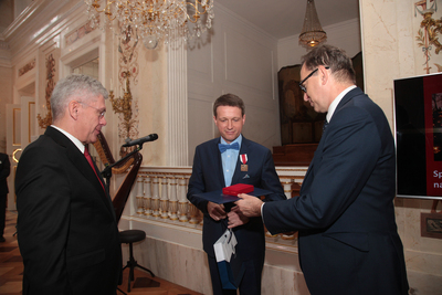 Nagrodę dla Społecznego Komitetu Opieki Nad Starą Rossą w Wilnie odebrał Dariusz Żybort, prezes Komitetu. Fot. Piotr Życieński (IPN)