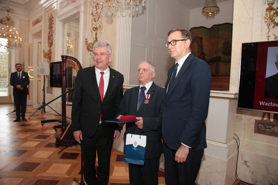 Wacław Wiłkojć, prezes koła Związku Polaków na Litwie w Nowych Święcianach, z prezesem IPN i marszałkiem Senatu RP. Fot. Piotr Życieński (IPN)