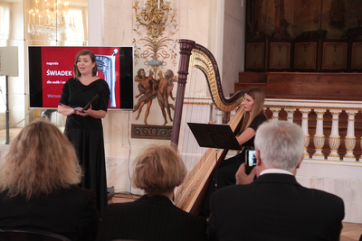 Wręczenie nagród „Świadek Historii” osobom i organizacjom spoza Polski. Magdalena Jemioła (śpiew) i Agnieszka Miedzwiedzka (harfa) – Warszawa, 24 października 2018. Fot. Piotr Życieński (IPN)