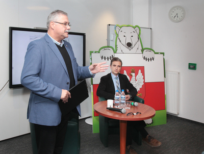 Dr Waldemar Brenda (stoi) i dr Jerzy Kiełbik. Inauguracja cyklu „Na północ od Warszawy. Warmia i Mazury w XX w.” – Warszawa, 25 października 2018. Fot. Piotr Życieński (IPN)