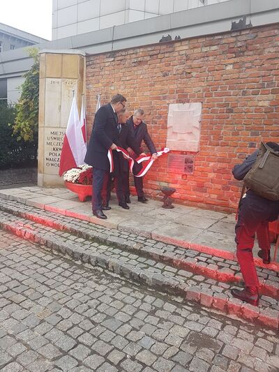 Moment odsłonięcia tablicy (fot. M. Ponaczewna, BUWiM IPN)