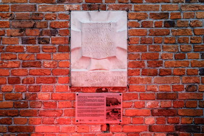 „Tablica Pamięci” – angielska wersja tablicy pamiątkowej autorstwa Karola Tchorka z 1949 roku. Fot. Sławek Kasper (IPN)