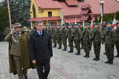 Marszałek Sejmu RP Marek Kuchciński na odsłonięciu Pomnika Pamięci Narodowej w Jarosławiu (fot. H. Lewkowicz)