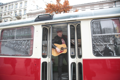 Tramwaj linii „N” jak Niepodległość w Warszawie. Fot. Piotr Życieński (IPN)