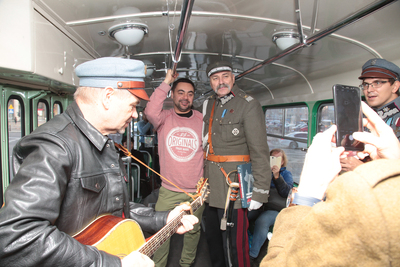 Tramwaj linii „N” jak Niepodległość w Warszawie. Fot. Piotr Życieński (IPN)