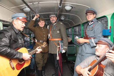 Tramwaj linii „N” jak Niepodległość w Warszawie. Fot. Piotr Życieński (IPN)