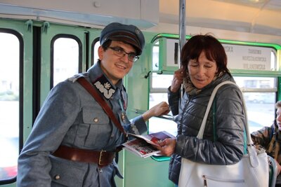 Tramwaj linii „N” znów wyjechał w trasę! W mundurze – Marcin Gawryszczak (BEN IPN) – 6 listopada 2018. Fot. Aleksandra Wierzchowska (IPN)