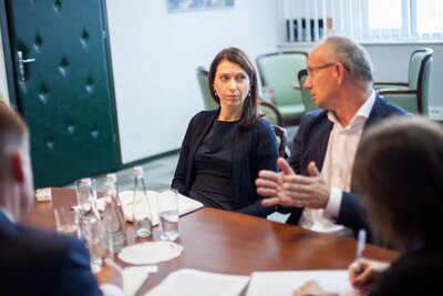 Mec. Anna Szeląg i prof. Krzysztof Szwagrzyk, kierujący Biurem Poszukiwań i Identyfikacji IPN