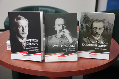 Serię wydawniczą IPN „Bohaterowie Niepodległej” zaprezentowali prezes IPN dr Jarosław Szarek, dyrektor BEN Adam Hlebowicz oraz dr hab. Marek Gałęzowski i dr Jerzy Kirszak – 6 listopada 2018. Fot. Piotr Życieński (IPN)