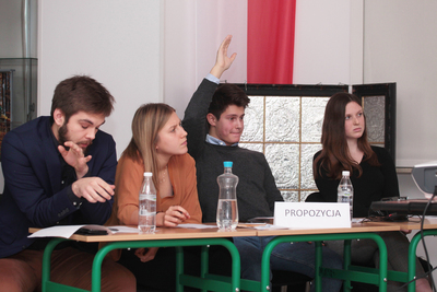 Uczniowie warszawskich liceów podczas debaty oksfordzkiej –  6 listopada 2018. Fot. Piotr Życieński (IPN)