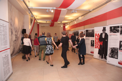 Tańce tradycyjne na Przystanku Niepodległość –  6 listopada 2018. Fot. Piotr Życieński (IPN)