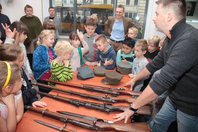 O stroju i uzbrojeniu polskich żołnierzy na Przystanku Niepodległość – 7 listopada 2018. Fot. Piotr Życieński (IPN)