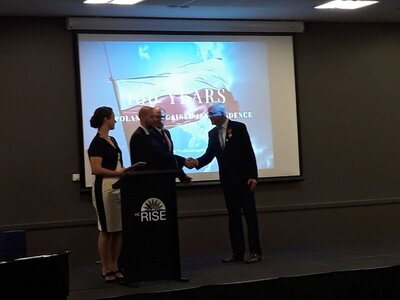 Ambasador Michał Kołodziejski wręcza odznaczenie Henrykowi Sawickiemu. Gala z okazji 100. rocznicy odzyskania przez Polskę niepodległości, 8 listopada 2018.