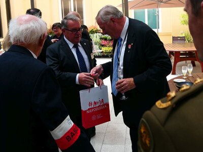 Z prawej gubernator Australii Zachodniej Kim Beazley. Otwarcie wystawy  „Czas Bohaterów” w Parlamencie Australii Zachodniej w Perth – 9 listopada 2018