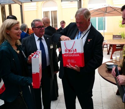 Z prawej gubernator Australii Zachodniej Kim Beazley. Otwarcie wystawy  „Czas Bohaterów” w Parlamencie Australii Zachodniej w Perth – 9 listopada 2018