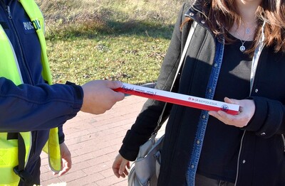 IPN Gdańsk oraz Pomorska Policja rozdali 16 tys. biało-czerwonych odblaskowych opasek