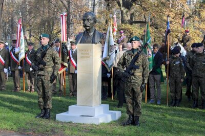 Popiersia sześciu Ojców Niepodległości w parku Jordana