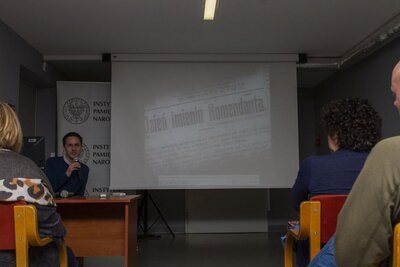 Wizyta w Archiwum IPN nauczycieli i opiekunów laureatów konkursu „Niezwyciężeni”. Fot. Katarzyna Adamów (IPN)