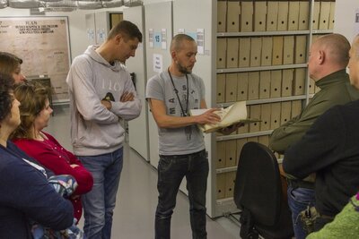 Wizyta w Archiwum IPN nauczycieli i opiekunów laureatów konkursu „Niezwyciężeni”. Fot. Katarzyna Adamów (IPN)