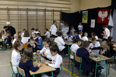 Gra planszowa IPN „Miś Wojtek” na szkolnej uroczystości w Skrzeszewie – 9 listopada 2018