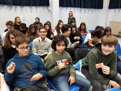 Uczniowie otrzymali od pracowników Instytutu okolicznościowe przypinki przygotowane z okazji 100. rocznicy odzyskania przez Polskę niepodległości