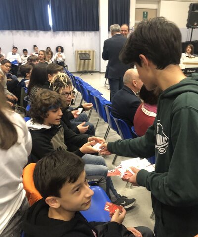 Uczniowie otrzymali od pracowników Instytutu okolicznościowe przypinki przygotowane z okazji 100. rocznicy odzyskania przez Polskę niepodległości.