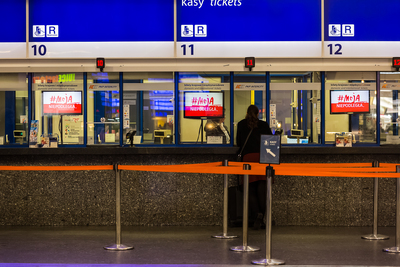 Kampania IPN na dworcu PKP Warszawa Centralna przypominająca o setnej rocznicy odzyskania przez Polskę Niepodległości
