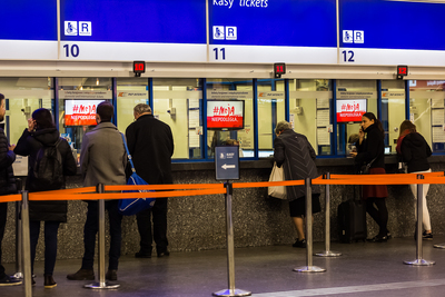 Kampania IPN na dworcu PKP Warszawa Centralna przypominająca o setnej rocznicy odzyskania przez Polskę Niepodległości