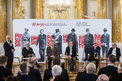 Debata historyków pt. „Sto lat z tysiąclecia. Drogi do niepodległej” na Zamku Królewskim w Warszawie, od lewej: prof. Włodzimierz Suleja, prof. Marek Barański, dyrektor Zamku Królewskiego prof. Wojciech Fałkowski, prof. Edward Opaliński, prof. Andrzej Chwalba, prof. Wojciech Roszkowski. Fot. Sławek Kasper (IPN)