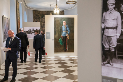 Uczestnicy spotkania obejrzeli wystawę „Znaki wolności. O trwaniu polskiej tożsamości narodowej". Fot. Sławek Kasper (IPN)