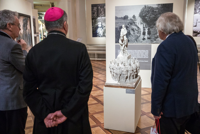 Uczestnicy spotkania obejrzeli wystawę „Znaki wolności. O trwaniu polskiej tożsamości narodowej". Fot. Sławek Kasper (IPN)