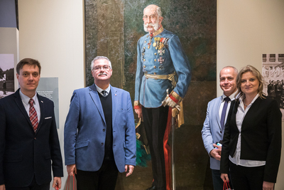 Uczestnicy spotkania obejrzeli wystawę „Znaki wolności. O trwaniu polskiej tożsamości narodowej". Fot. Sławek Kasper (IPN)