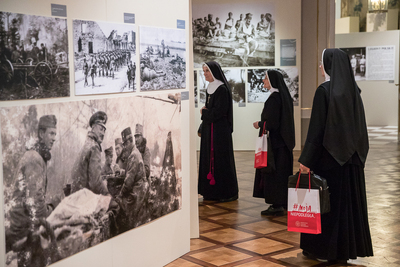 Uczestnicy spotkania obejrzeli wystawę „Znaki wolności. O trwaniu polskiej tożsamości narodowej". Fot. Sławek Kasper (IPN)